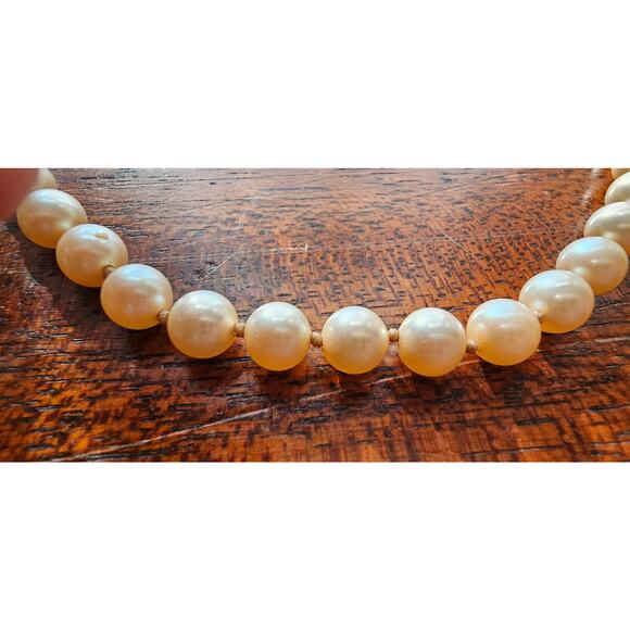 Vintage Marvella Faux Pearl Necklace with Fancy Gold Tone Shell Clasp 24"L - Picture 11 of 12